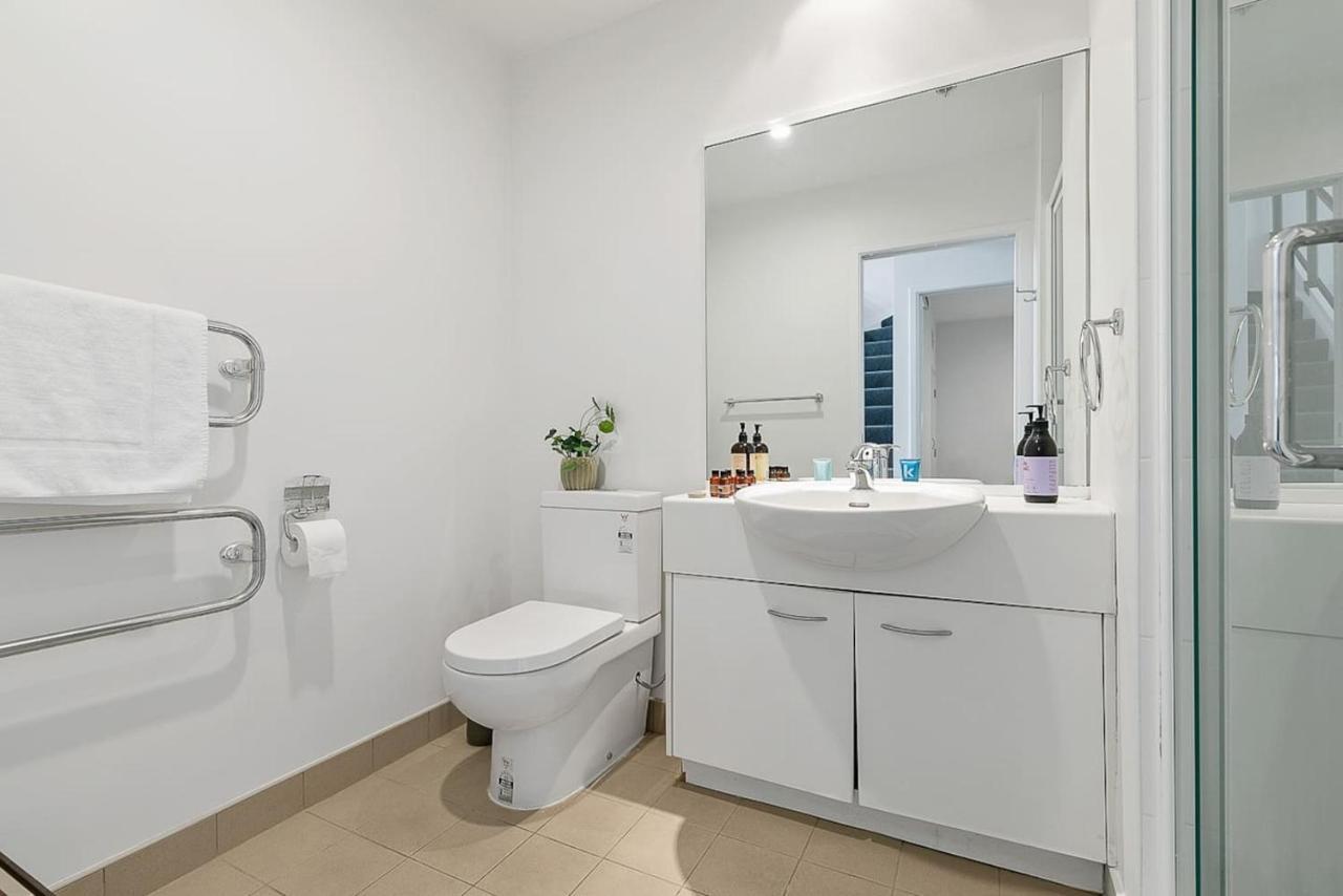 Roomy High-Ceiling Loft Apartment - Free Parking! أوكلاند المظهر الخارجي الصورة